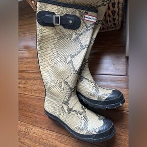 Hunter Snake-Print Tall Rubber Boots in Beige and Black